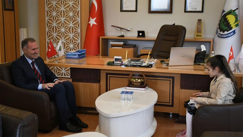 Küçük spiker Betül’den Başkan Taban’a ziyaret