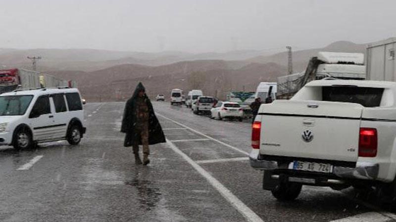 Van- Hakkari karayolu! İki ayrı noktaya çığ düştü