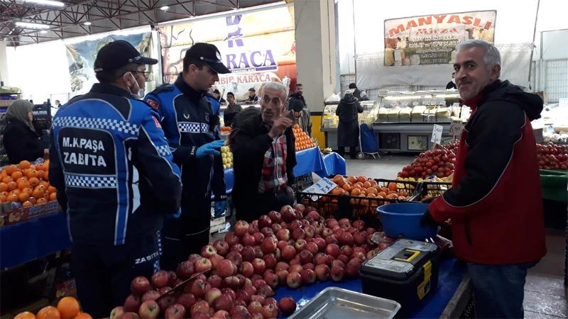 Mustafakemalpaşa Belediyesi Zabıta Müdürlüğü ekipleri perşembe pazarında koronavirüs ile mücadele