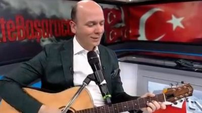 Ünlü ekran yüzü moral için gitarını eline aldı!