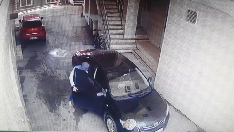 Bursa'nın Osmangazi ilçesinde bir camiden ayakkabıların, önündeki otomobilden de cep