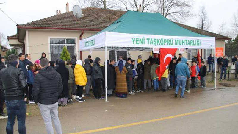 1 liralık kolonya kuyruğu