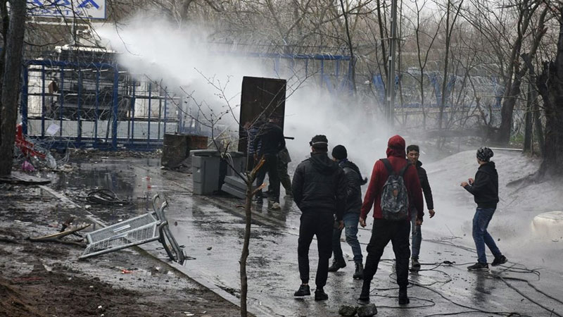 Yunanistan’dan göçmenlere yine sert müdahale