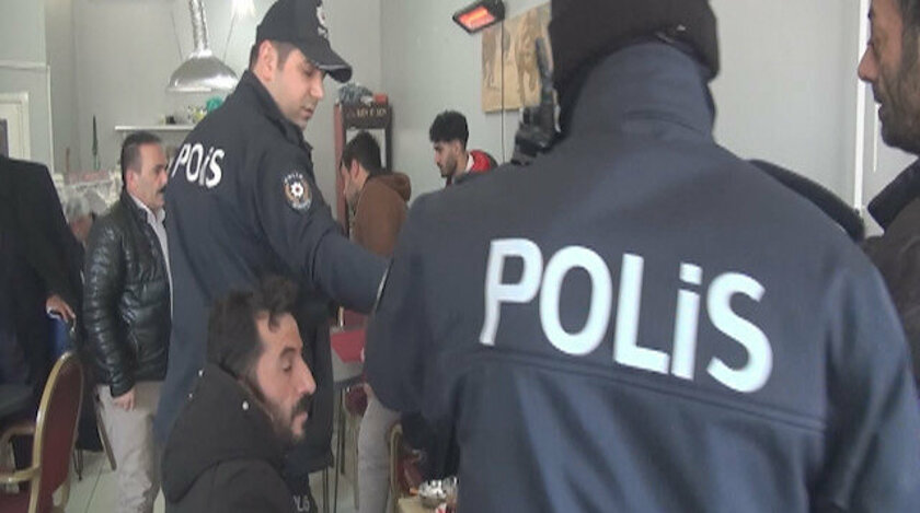 Yasak kararına uymayınca… Okey oynarken yakalandılar!