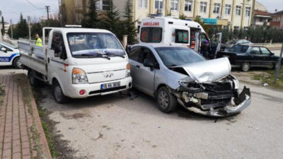 Otomobil ile kamyonet çarpıştı: 3 yaralı