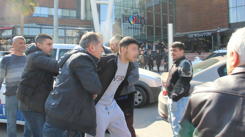 AVM’de silah sesleri!