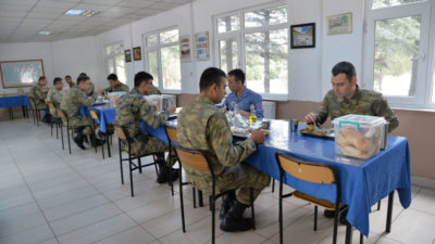 Kışla yemekhanelerine ‘aralıklı oturma’ düzeni