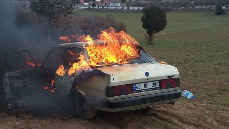 Tartıştığı babasının otomobilini ateşe verdi
