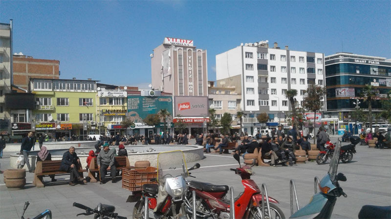 Mustafakemalpaşa Belediyesi ilçe halkının buluşma noktası olan Adnan Menderes Meydanı'nda