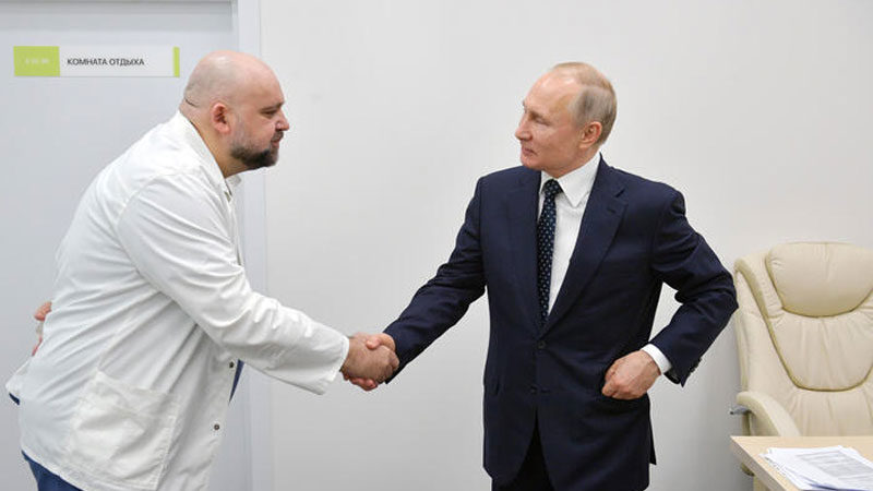 Rusya Devlet Başkanı Vladimir Putin’e Moskova’daki Kommunarka Enfeksiyon Hastanesi’ni ziyaretinde