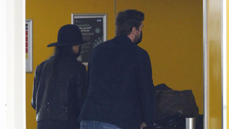 Ünlü isim ve sevgilisi karantinadan kaçtı