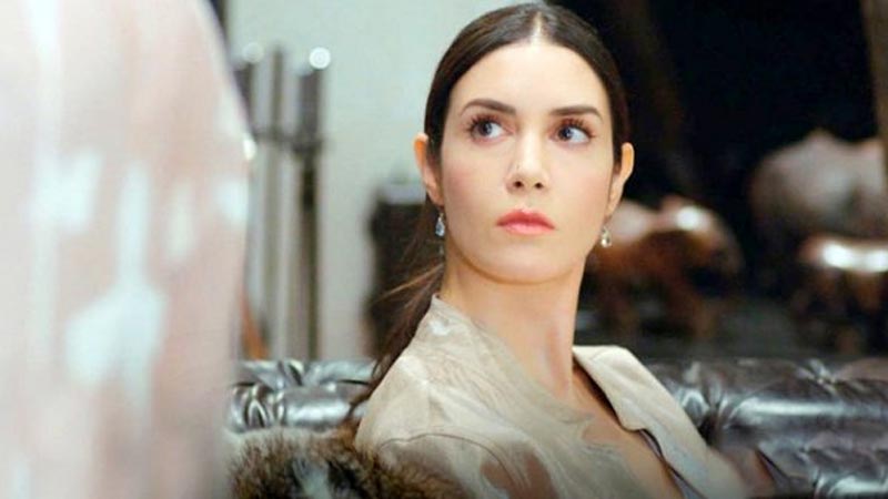 Sahneden düşen ünlü oyuncu omurunu kırdı