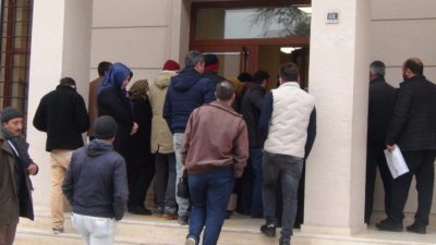 Bursa’da banka kuyruğu: İçeride mesafe, dışarıda temas