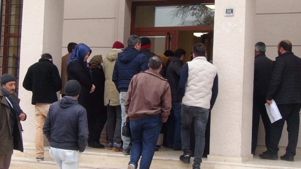 Bursa’da banka kuyruğu: İçeride mesafe, dışarıda temas Bursa’da banka kuyruğu: İçeride mesafe, dışarıda temas