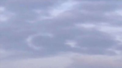 Bulutlarda oluşan ay yıldız silueti görenlerin ilgisini çekti