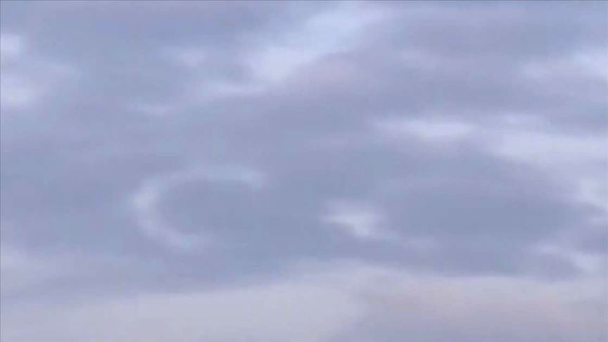 Bulutlarda oluşan ay yıldız silueti görenlerin ilgisini çekti