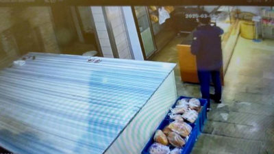 Önce baklava yedi, sonra sadaka kutusunu çaldı