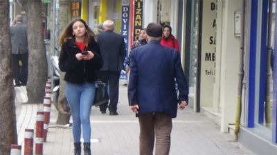 İnegöl’de yaşlılar evlerinde durmuyor