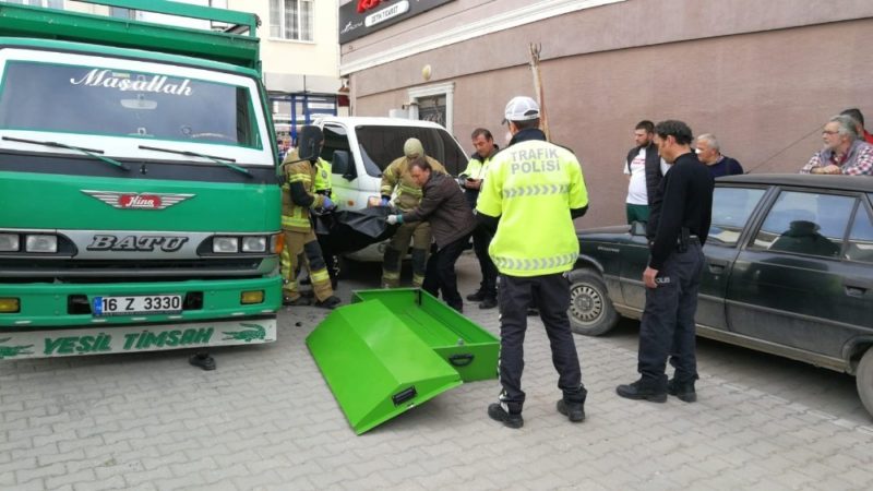 Bursa’da yaşlı adamın feci sonu Bursa’nın İznik ilçesinde yaşlı bir adam geri manevra yapan kamyonun