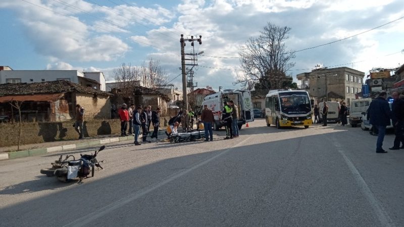 Bursa’da vicdansız sürücü çarpıp kaçtı Bursa’nın Mustafakemalpaşa ilçesinde meydana gelen kazada motosiklet sürücüsü ağır yaralandı.