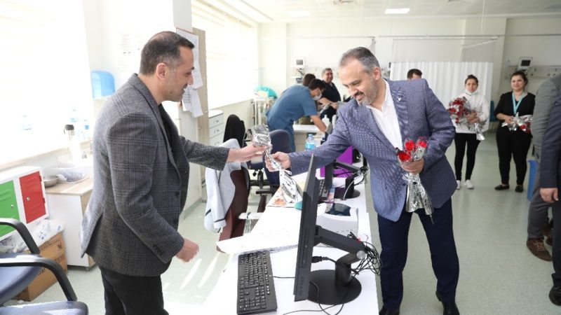 Doktorlara bayram ziyareti Bursa Büyükşehir Belediye Başkanı Alinur Aktaş, Gemlik Devlet Hastanesi’ni ziyaret