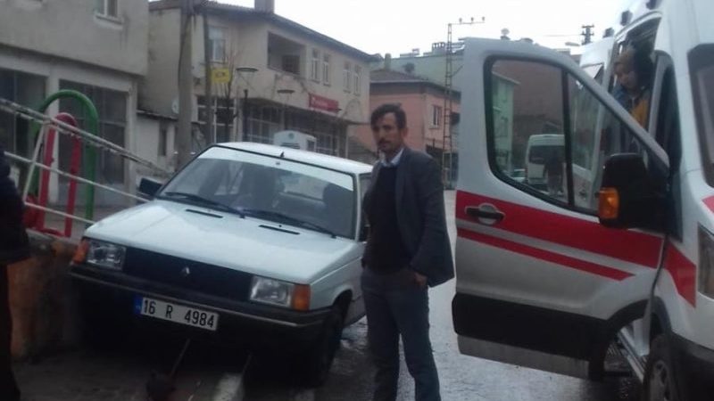 Bursa’da akıl almaz kaza Bursa’da sürücüsünün patates almak için indiği otomobil engelli kardeşin el
