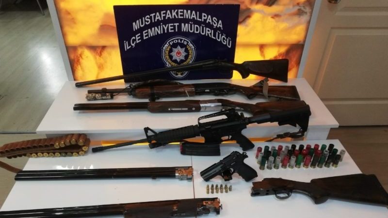 Ev değil silah deposu Bursa’nın Mustafakemalpaşa ilçesinde bir eve düzenlenen operasyonda çok sayıda silah