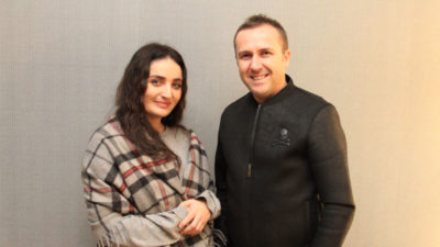 Elimde bavulumla evsiz barksız dünyayı dolaşıyorum