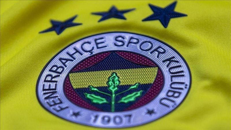 Fenerbahçe, kadın-erkek voleybol ile kadın basketbol takımında sporcu, teknik heyet