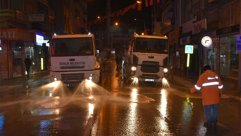 Gemlik’te önlemler arttı Gemlik Belediyesi, ilçedeki koronavirüs önlemlerini arttırdı. Cadde ve sokaklar yıkanırken,