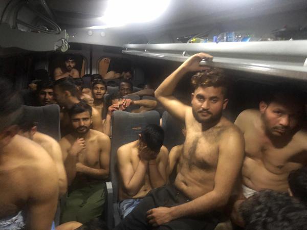 Tek tek soyup gönderdiler… Utanç verici görüntüler…