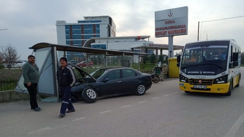 Bursa’da dehşet! Otomobil durağa daldı Bursa’da viraja hızlı giren alkollü sürücü, otobüs durağına daldı.