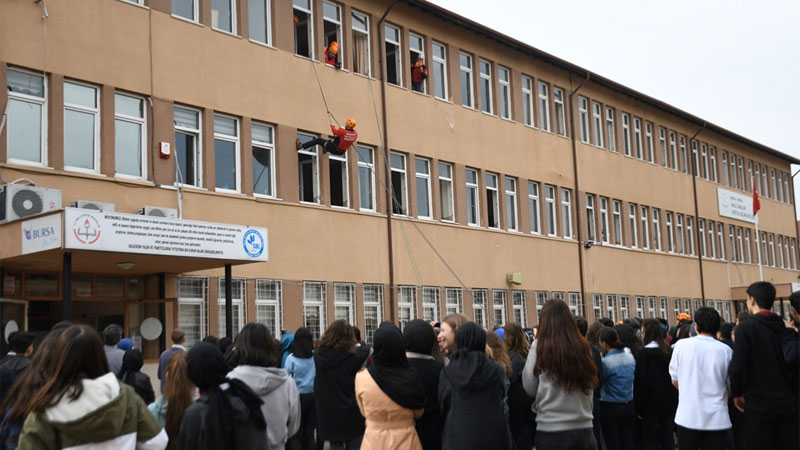 Öğrencilere deprem eğitimi verildi