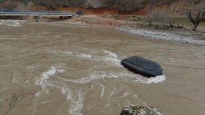 Jandarma timinin botu devrildi! Bir asker akıntıda kayboldu