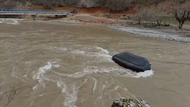 Jandarma timinin botu devrildi! Bir asker akıntıda kayboldu