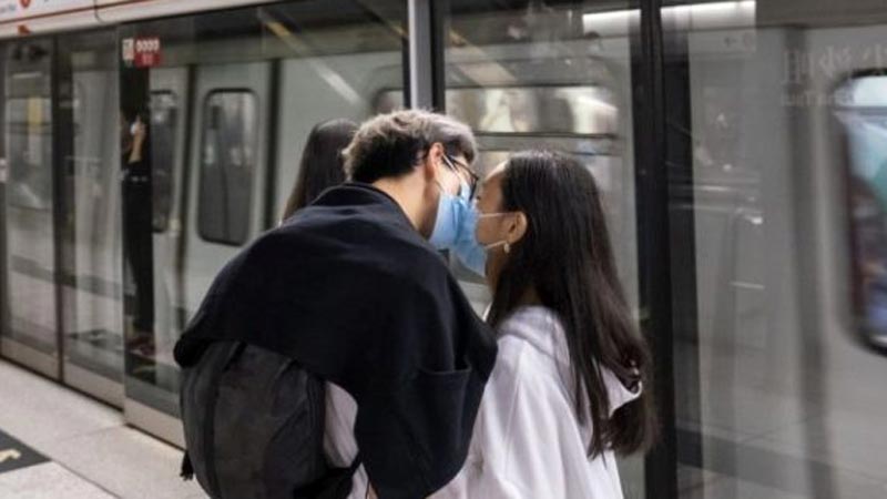 Koronavirüs, öpüşerek ya da direkt cinsel ilişkiyle bulaşır mı?