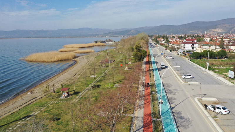 İznik sahilleri yaza hazır Büyükşehir Belediyesi tarafından İznik sahillerinde gerçekleştirilen rekreasyon ve çevre düzenleme