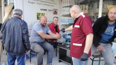 Bursa’da kahveciler müşterilerine kolonya ikram ediyor