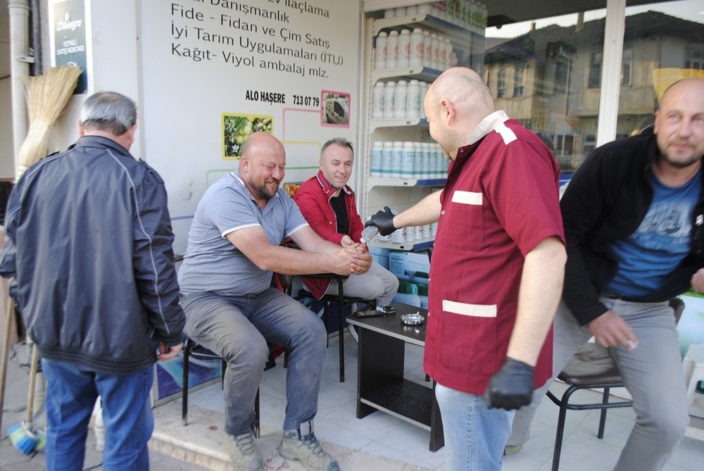 Bursa’da kahveciler müşterilerine kolonya ikram ediyor