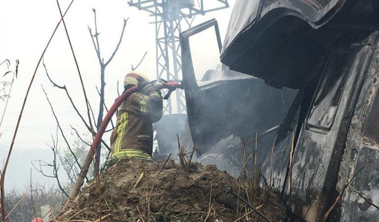 Bursa’da korkutan yangın Bursa’da hurdacıda yangın çıktı. Çok sayıda hurda araç alev topuna