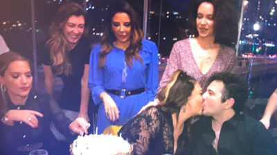 19 yaş küçük sevgilisini öpmelere doyamadı…