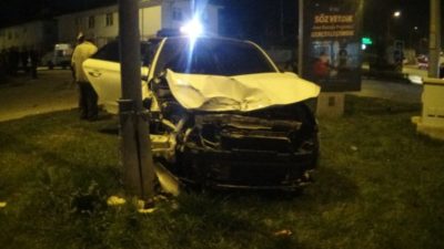 İnegöl’de kaza… Direğe çarpıp durdu…