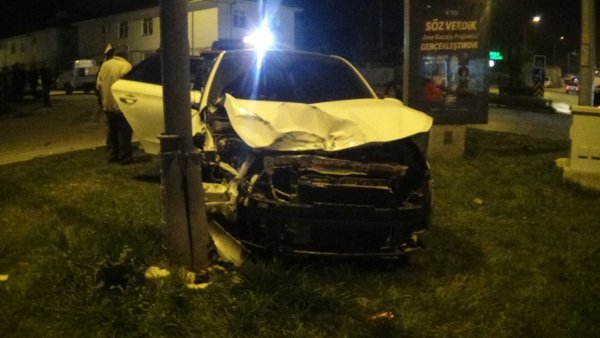 İnegöl’de kaza… Direğe çarpıp durdu…