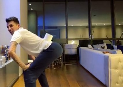 Kerimcan’dan yeni akım; kalçasında sektirdi, meydan okudu… Kerimcan’dan yeni akım; kalçasında sektirdi, meydan okudu…