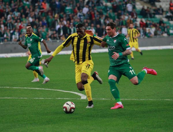 Timsah kan kaybediyor… Bir eşiği daha atlayamadı…