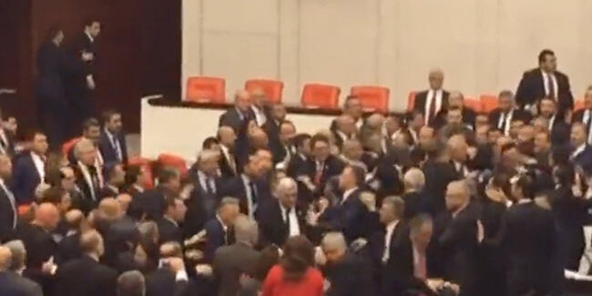 Meclis’te yumruklu kavga