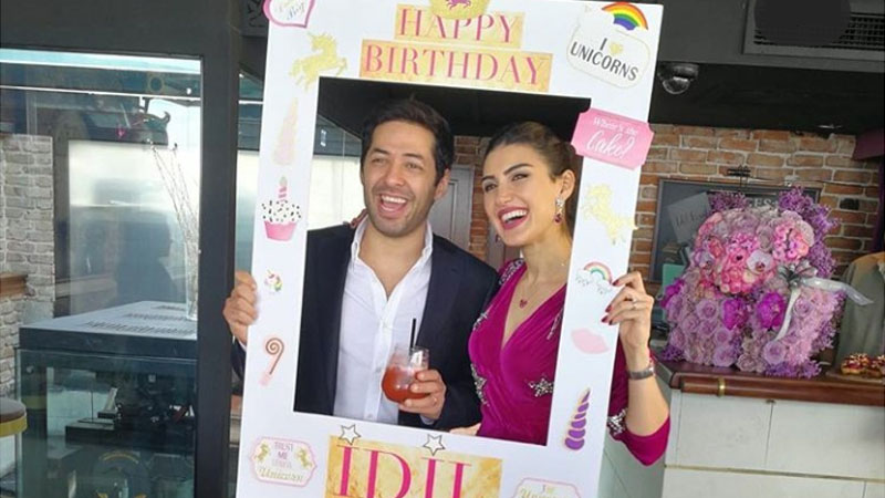 Eşinin doğum gününü kutladı