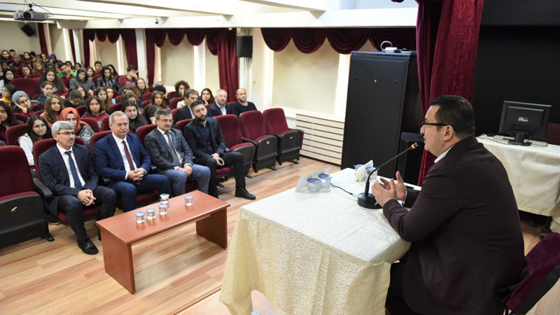 Öğrenciler sordu, Başkan Kanar cevapladı Mustafakemalpaşa Belediye Başkanı Mehmet Kanar, İbrahim Önal Fen Lisesi'nde düzenlenen