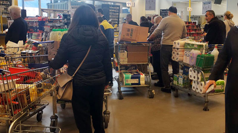 Marketlerde yoğunluk! Raflar boş kaldı…