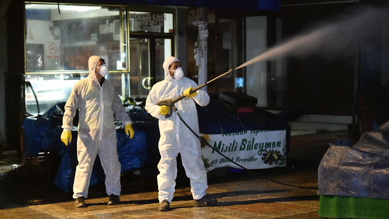 Koronavirüse karşı önlemlerini arttırarak sürdüren Osmangazi Belediyesi ekipleri, Başkan Mustafa